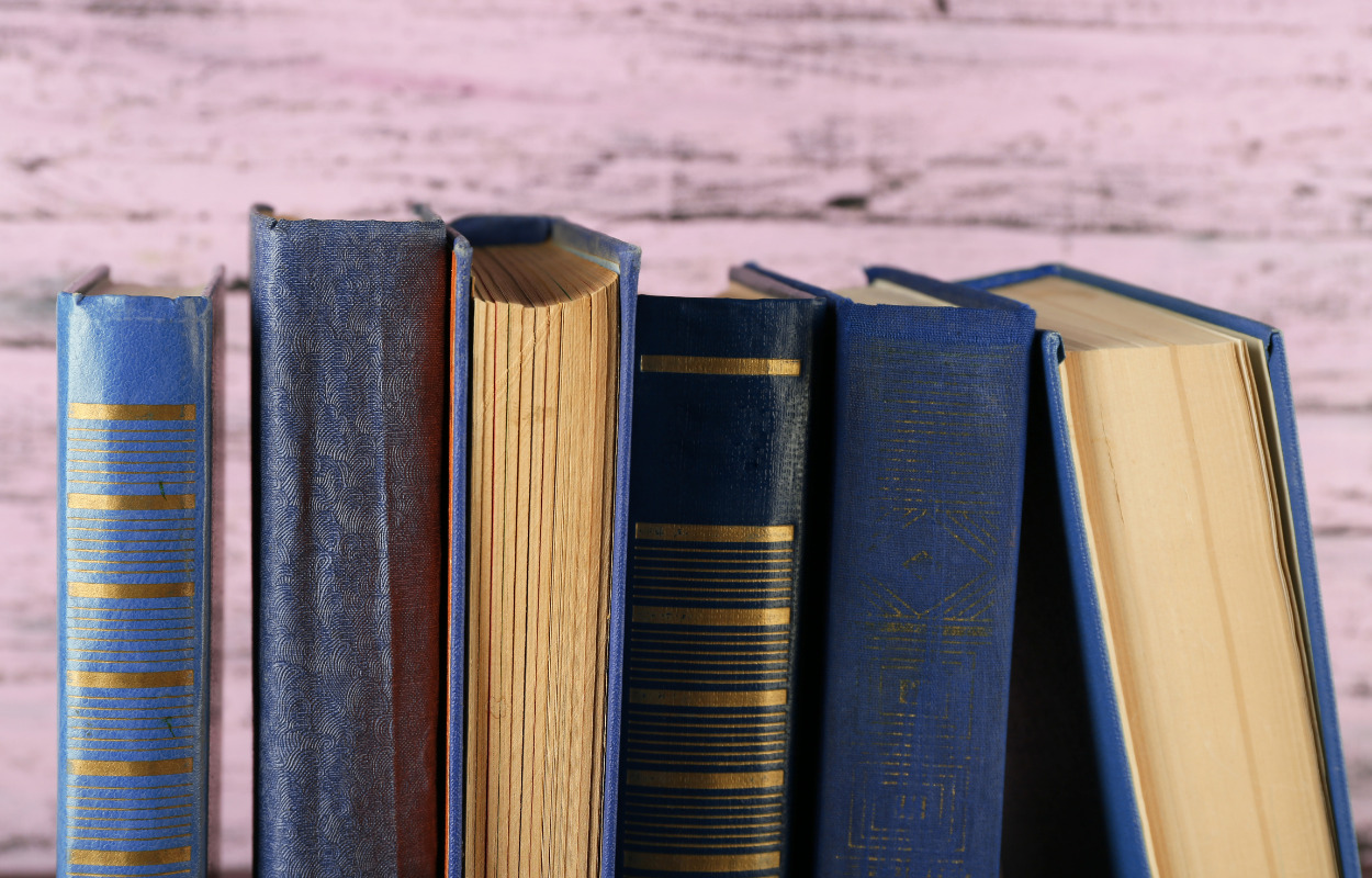 Oplev collager af bogomslag til inspiration