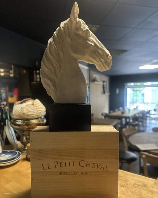 Den Hvide Hest Kolding præsenterer Le Petit Cheval Bordeaux Blanc: En lille hest med store ambitioner