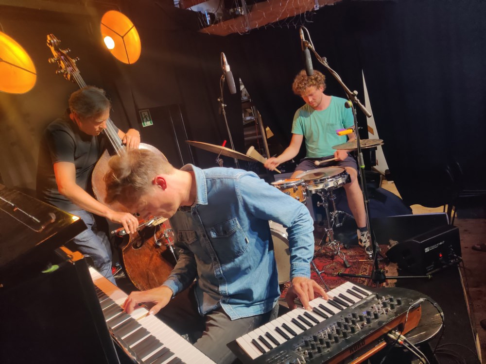 Oplev Human Being Human live på Cafe Støj