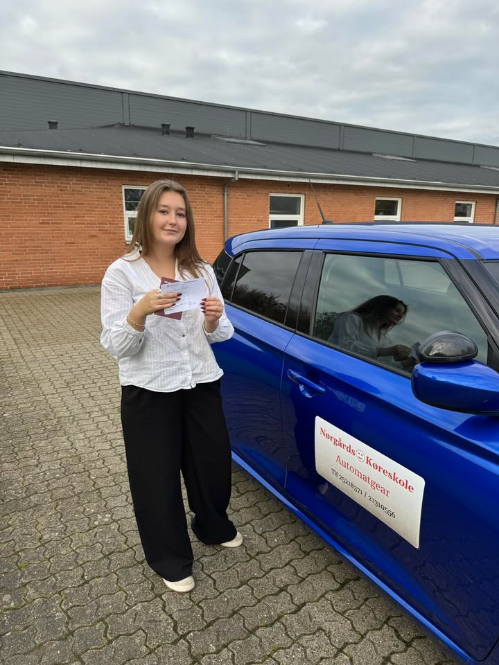 Nørgaards Køreskole fejrer nyudklækket bilist fra Aabybro
