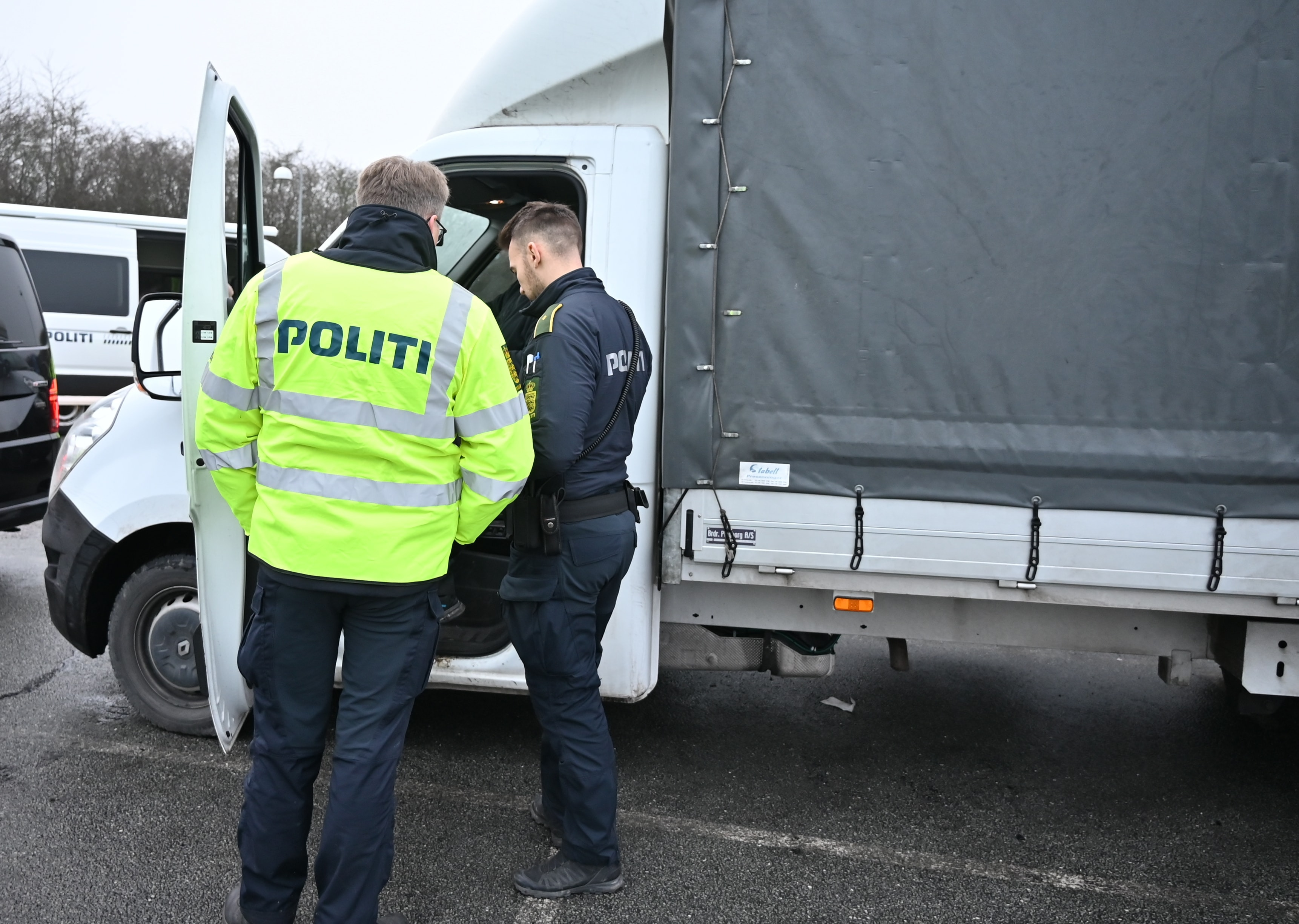 I regn og slud kom tungvognskontrollen ud