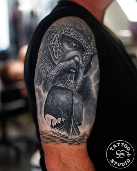 Tattoo Studio 96 Aarhus viser cover-up fra tribal tattoo til vikingemotiv lavet af Kola