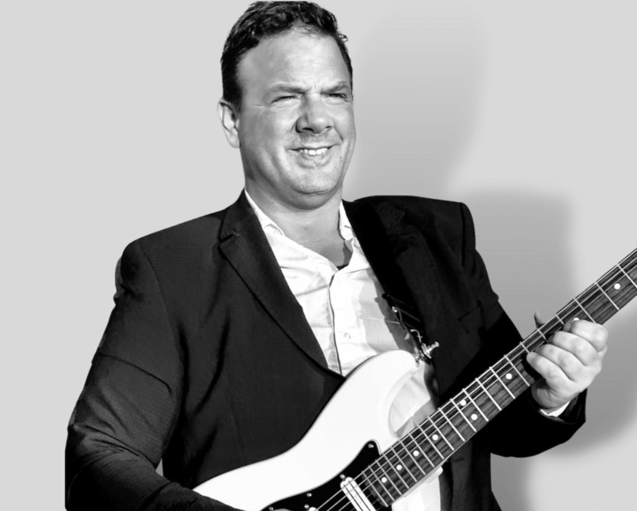 En skøn weekend med forfriskninger og livemusik: Kim Sander griber mikrofonen på Frederik 7-Tal