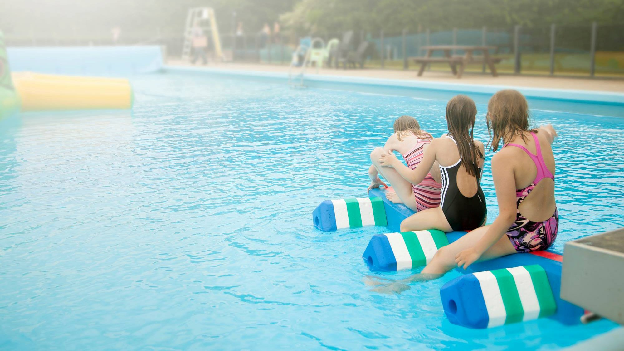 Hop i poolen i Jelling og Give Frilufts­bad