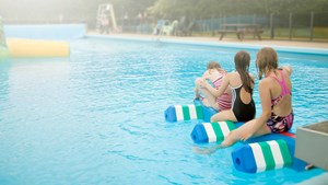 Hop i poolen i Jelling og Give Friluftsbad