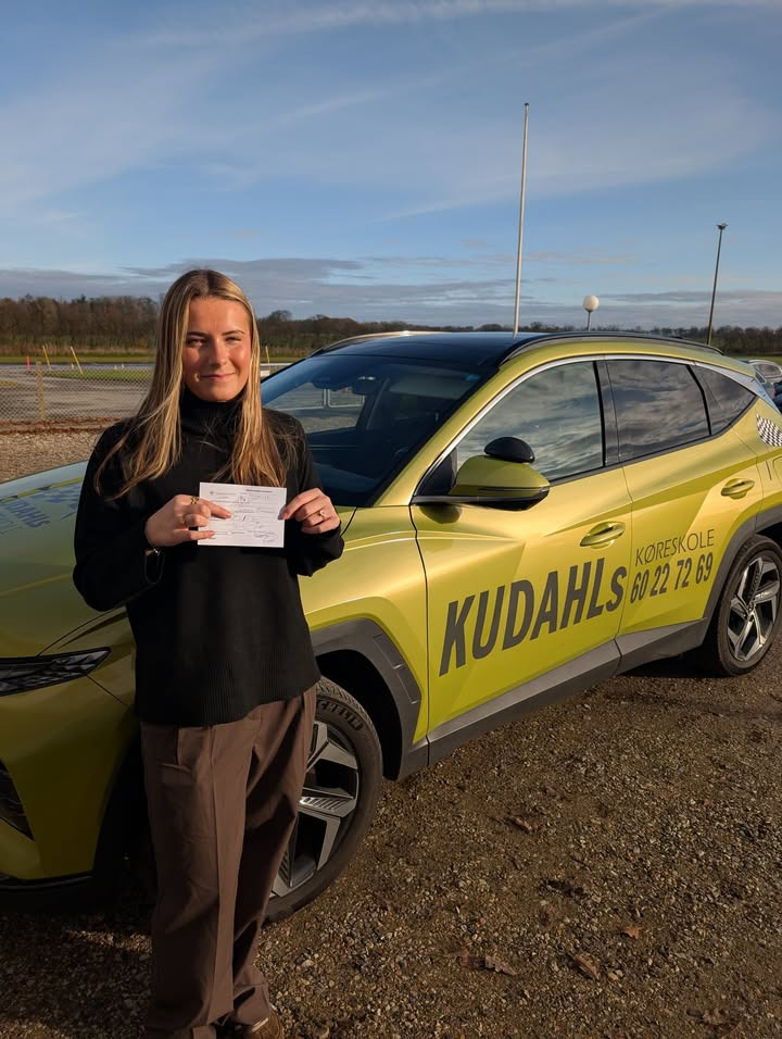 Johanne fejrer kørekort i solskin med Kudahls Køreskole