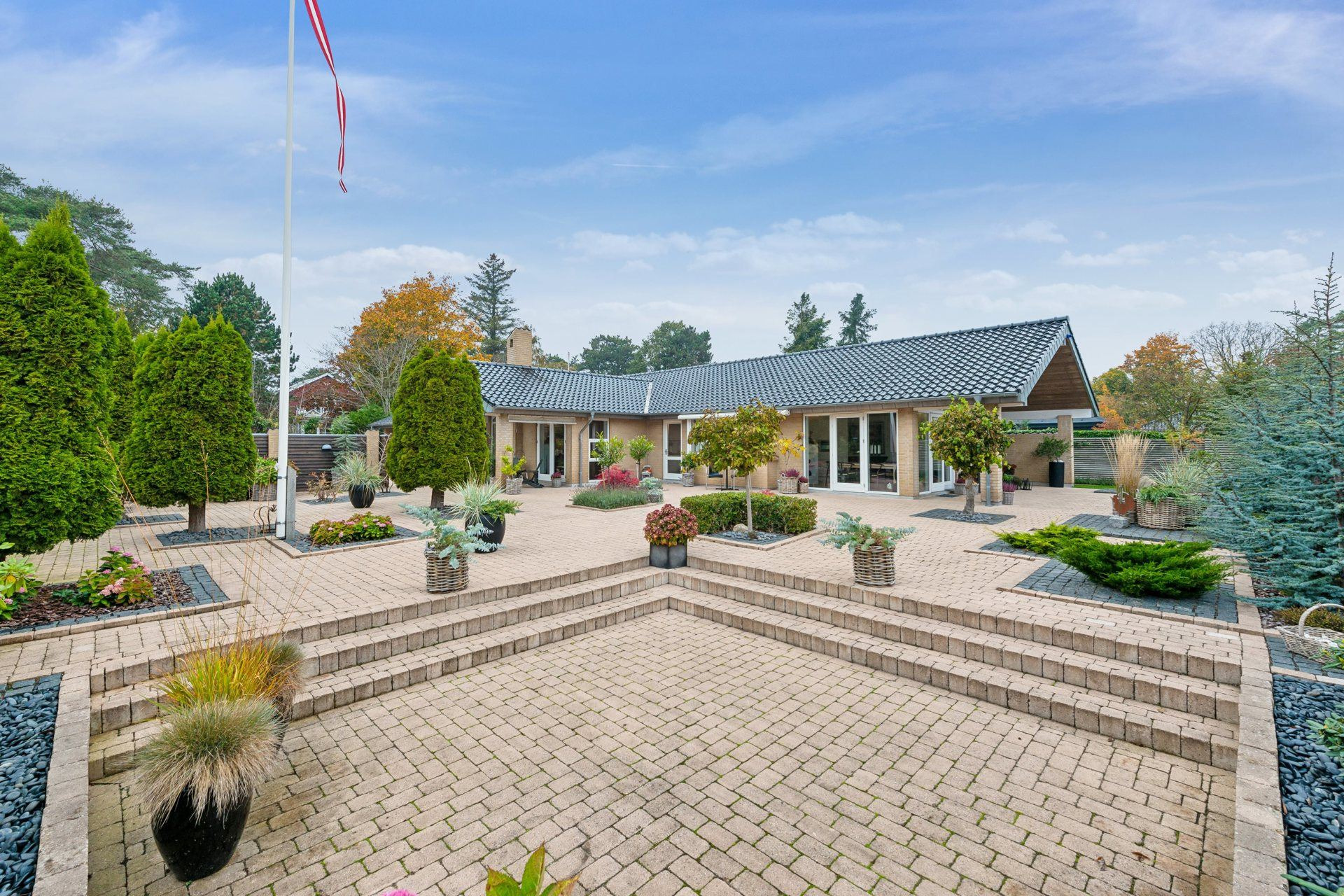 Netop kommet til salg: Bakkevej 5 en af Karlslundes dyreste adresser