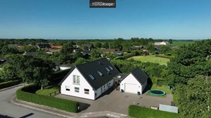 Flot moderniseret villa med plads til klinik eller virksomhed fra Ejendomsmæglerfirmaet Thomas Risager A/S