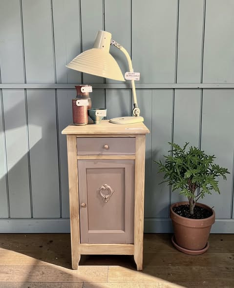 By Duddie fremviser restaurerede småmøbler til påskeugen