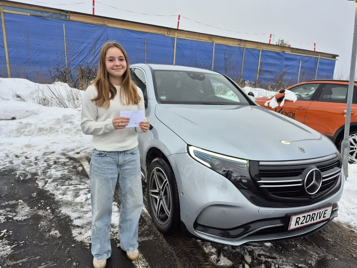 R2 Drive fejrer Nikolines vellykkede beståelse af kørekortet