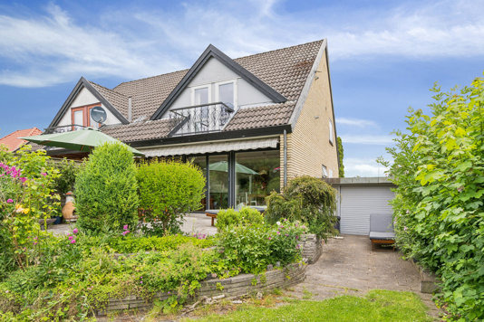 Flot og lyst halvt dobbelthus i det attraktive Svendebjergkvarter