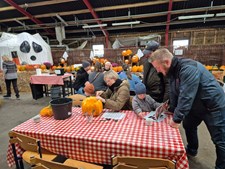 Tåget halloween-hygge hos Jensen Jordbær med græskar og gratis kaffe