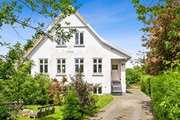 Niels Bohrs Vej 32 og 1 anden boliger er kommet til salg denne uge i Viby J - se boligerne her.
