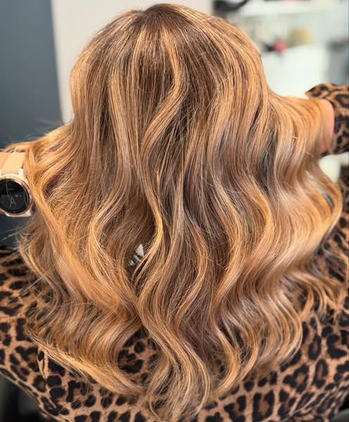 Chlou Frisør forvandler Saras look med smuk balayage i efterårsnuancer