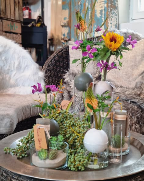 Fynbogården Blomster ApS pynter bord med blossom balls og vase fra Lübeck Living