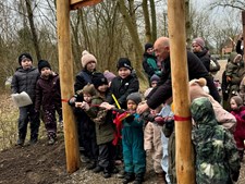 Snoren klippet: Glade børn indviede ny naturlegeplads i Dommerby