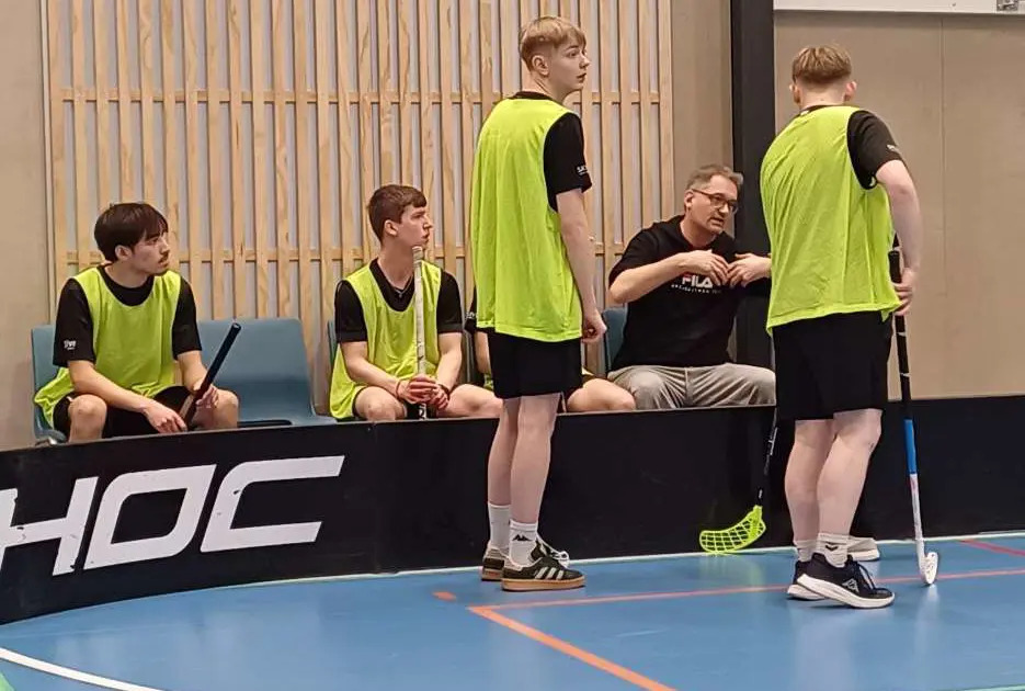 Unge fra hele Midtjylland samledes til energifyldt floorballstævne i Skivefjord