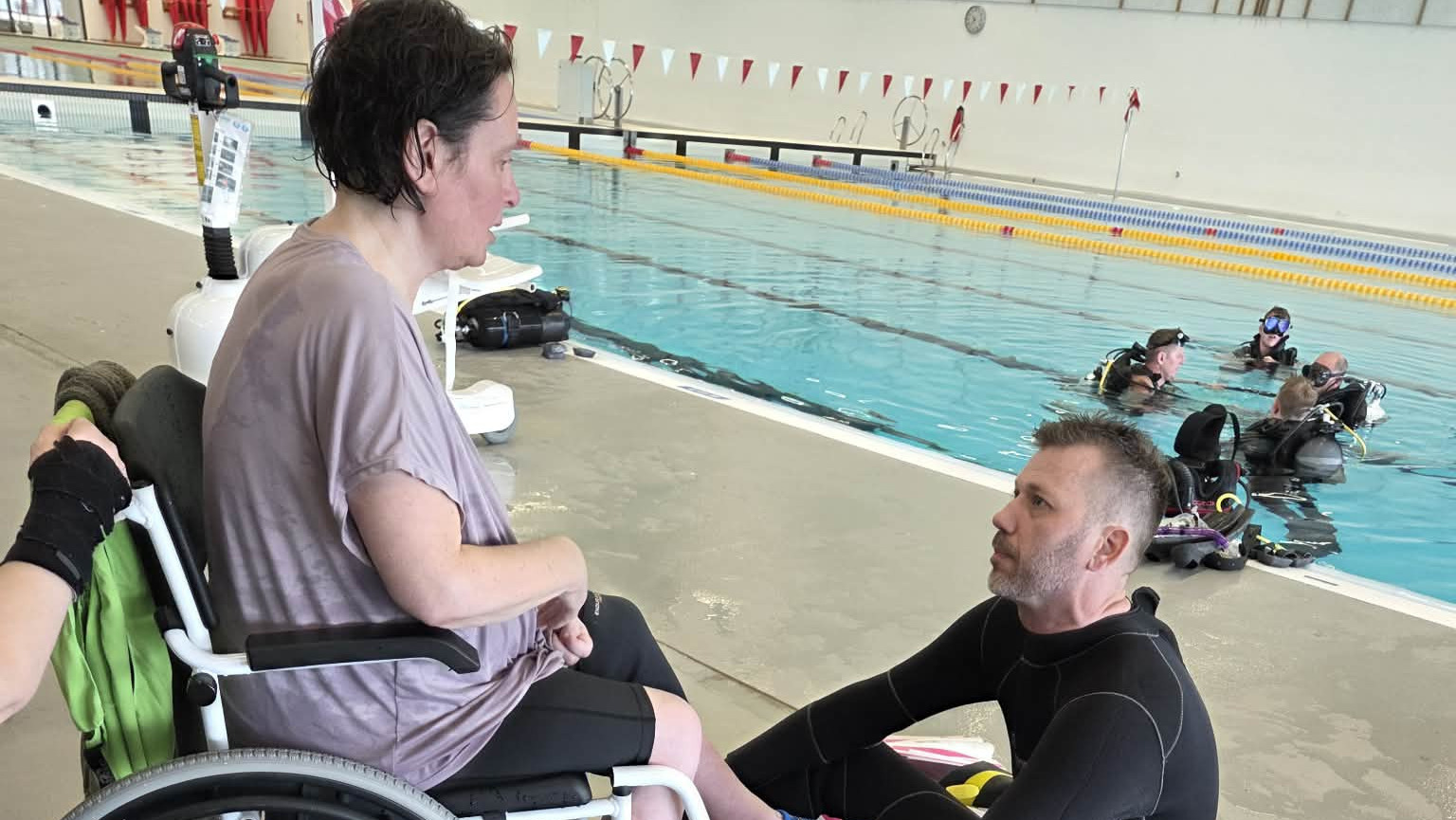 Britt blev ramt af hjerneblødning: - Når jeg kommer i vand, er det som om, at mit handicap forsvinder for en stund