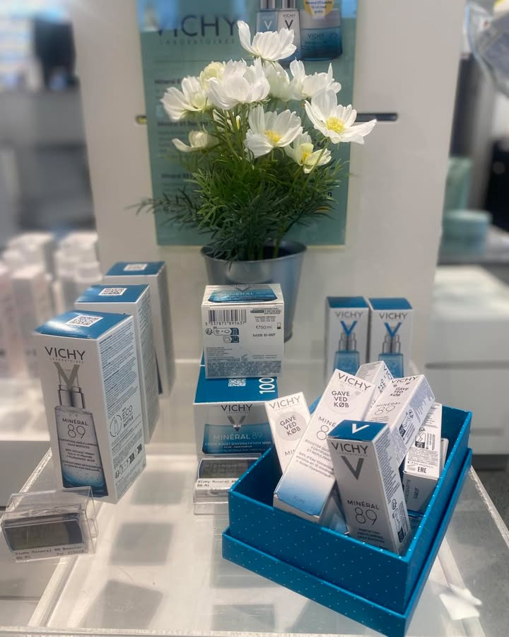 Vandt en Vichy Minéral 89 booster hos Herning Løve Apotek
