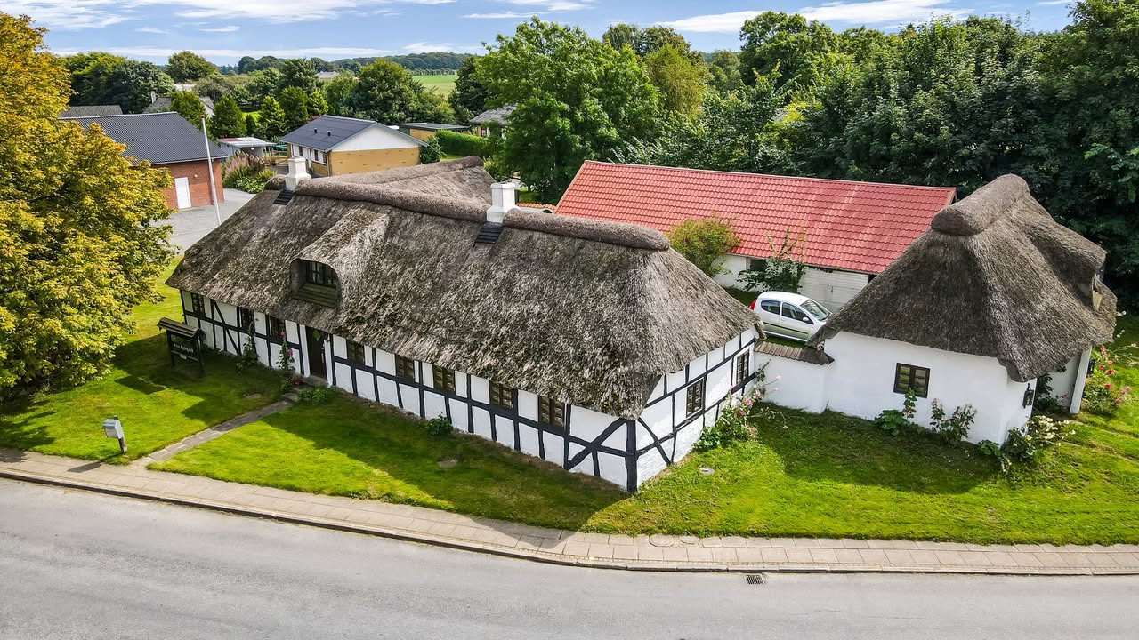 Oplev charmerende stråtækt ejendom fra 1827 hos EDC Støvring