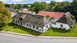 EDC Støvring fremviser charmerende stråtækt ejendom i Aarestrup