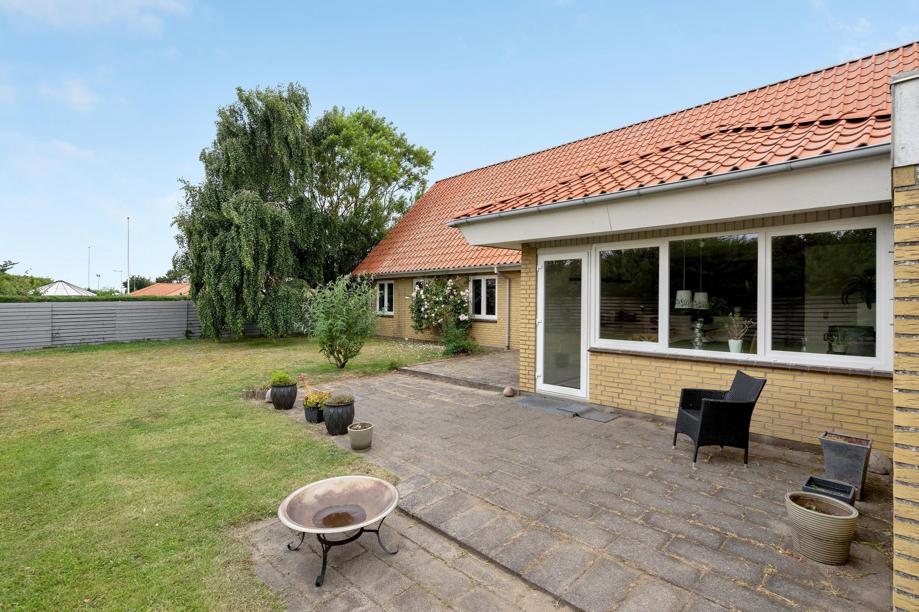 Til salg hos Mæglerhuset  Asger Larsen: Rummelig familievilla på børnevenlig adresse