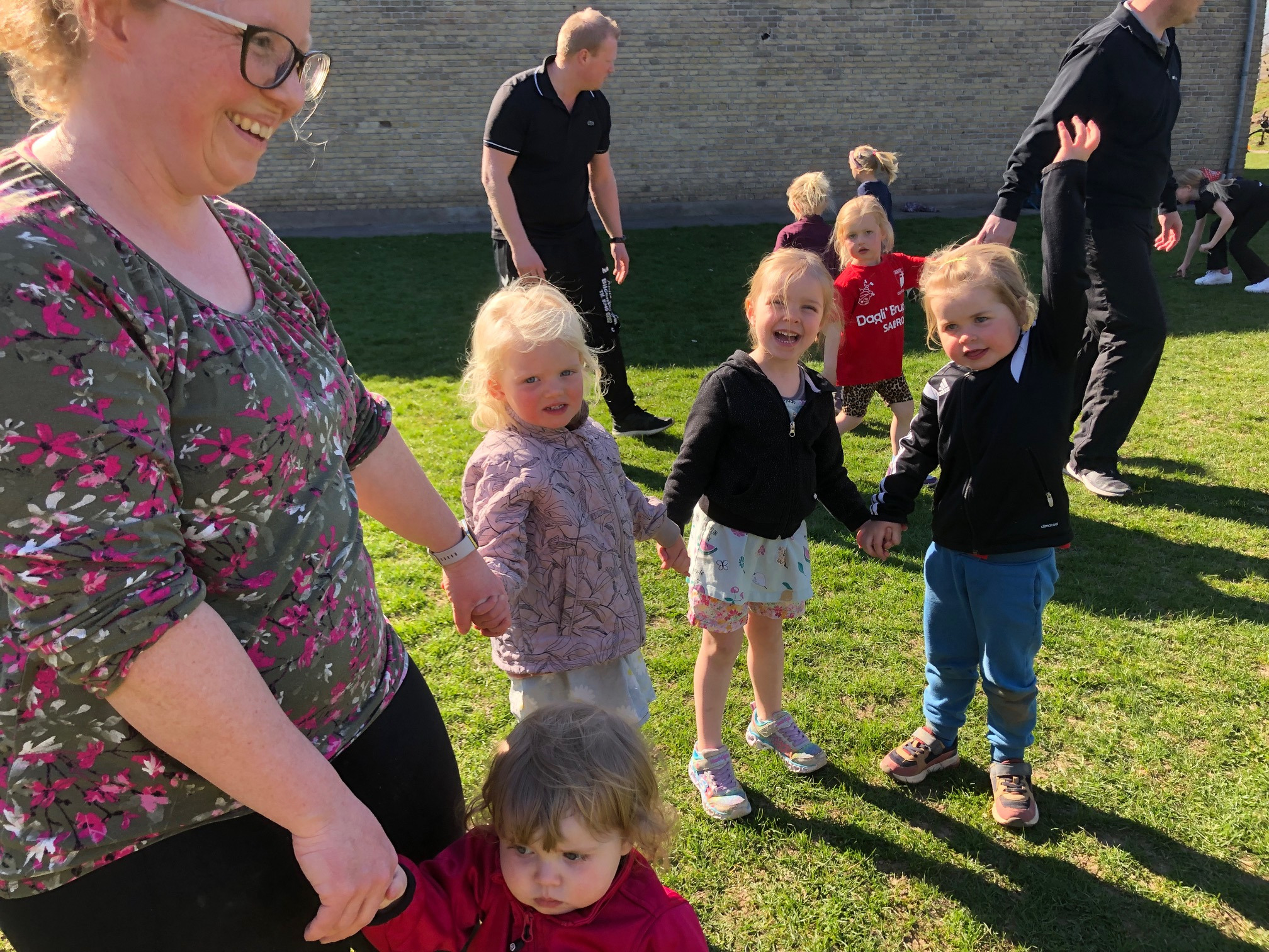 Familiegymnastik i det grønne