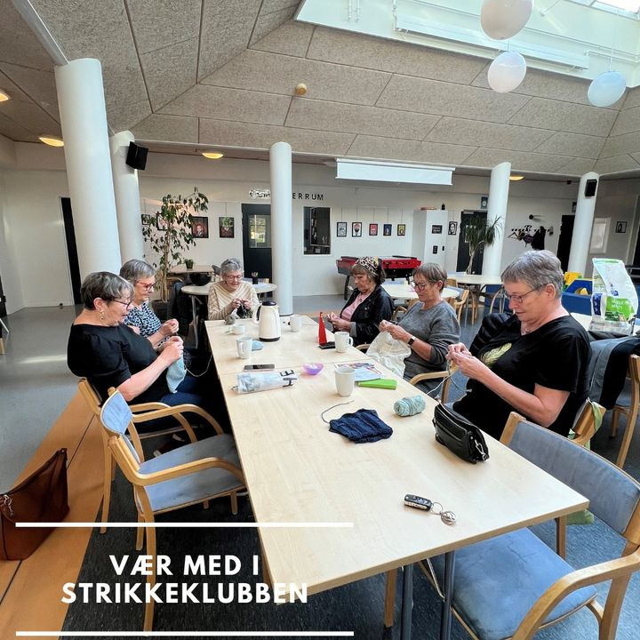 Strikkeklub samler kvinder fra nær og fjern i Trivselshuset i Nørreland