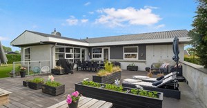 Nybolig Bjørn & Ankersen: Gedigen og moderniseret 70’er-bolig på Hans Grams Vej 13 med masser af plads