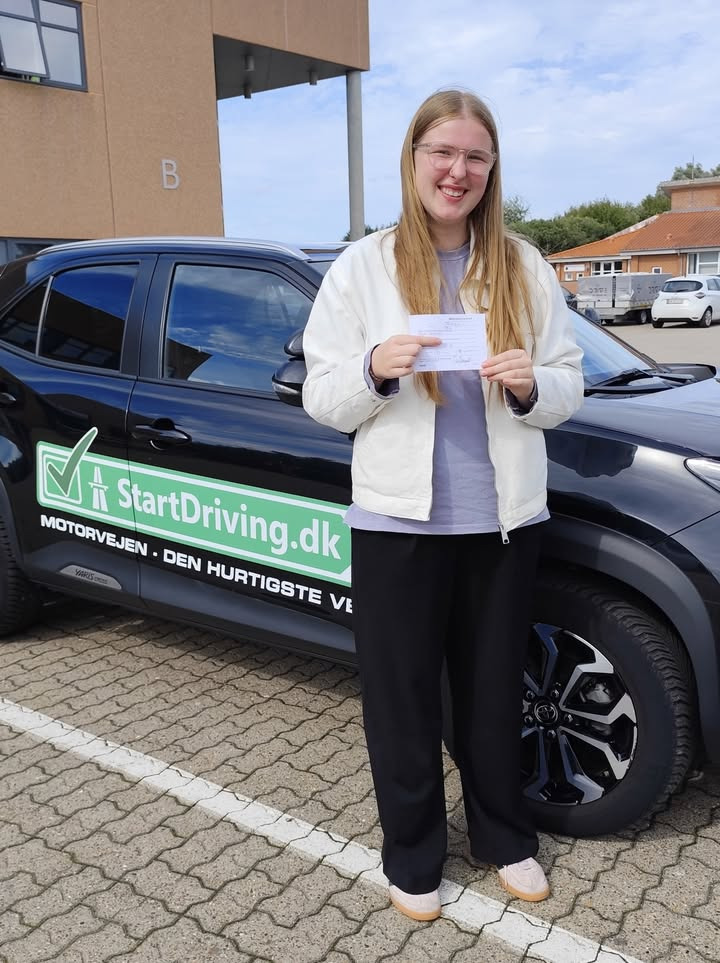 StartDriving.dk - Hosbonds Køreskole fejrer Idas nye kørekort og smittende smil