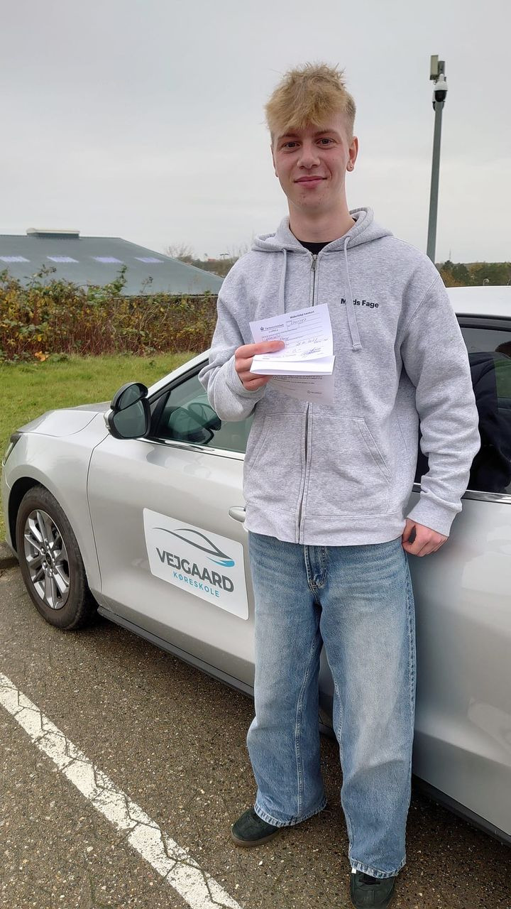 Vejgaard Køreskole v/Morten Rode fejrer Mads' nye kørekort og takker for valget af skolen