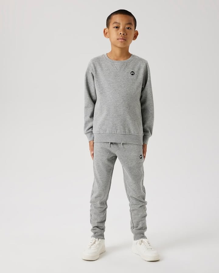 Didrik præsenterer nyt gråt sweat sæt i Vimo-serien