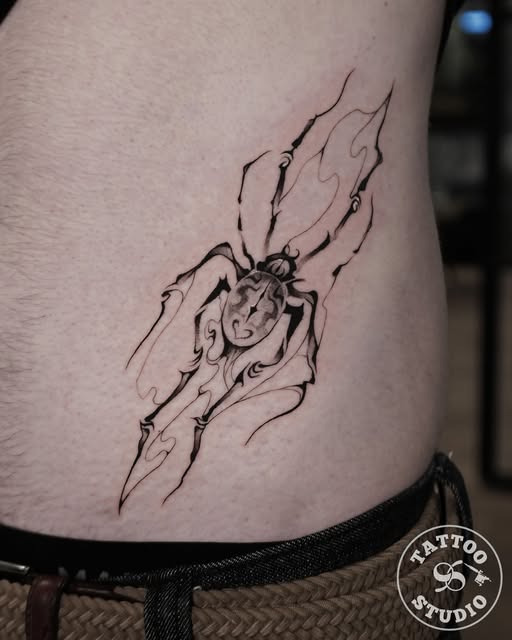 Tattoo Studio 96 præsenterer Quentins fascinerende design i bevægelse og mørke nuancer