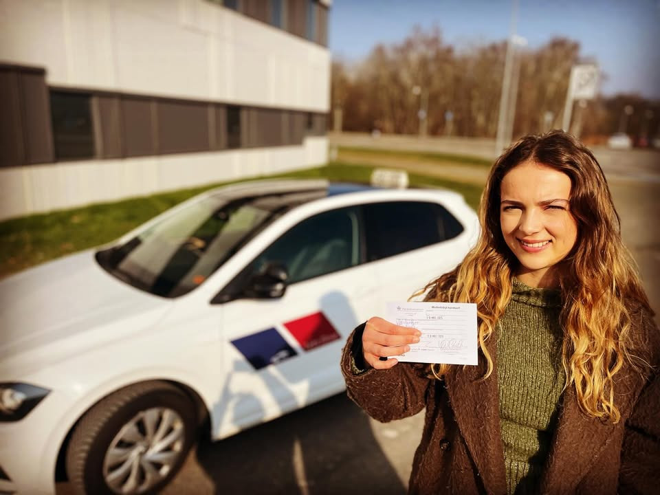 Lets Drive ønsker Mie tillykke med kørekortet efter veloverstået prøve