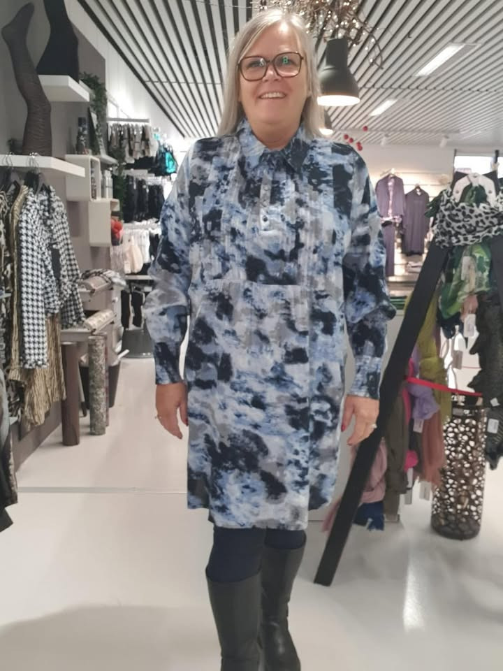 Garderoben præsenterer ny tunika fra Zhenzi i størrelser 42-56