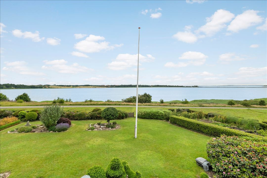 Til salg hos EDC Ejen­doms­grup­pen Struer: Rummelig villa i første række til Kilen