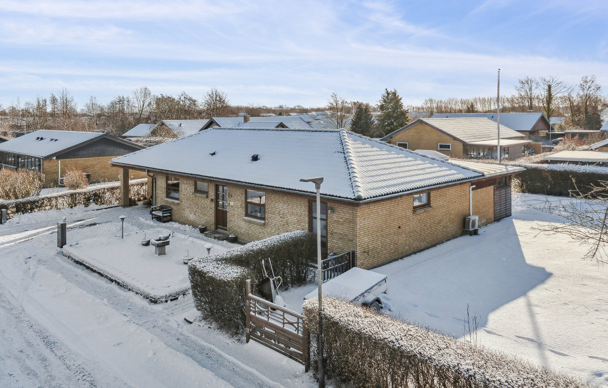 Særpræget villa i Hedensted er til salg: Ideel for familier og ældre par