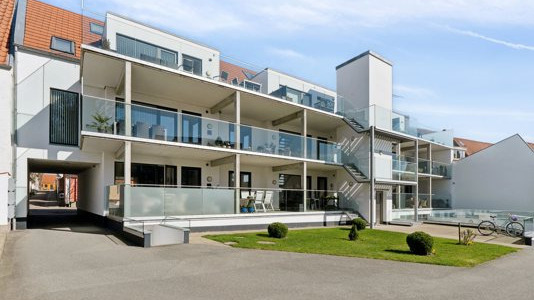 Indbydende ejerlejlighed med moderne design og god beliggenhed