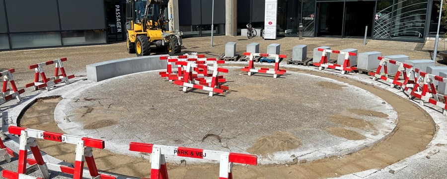 Ny bænk på rådhuspladsen bliver et poetisk mødested