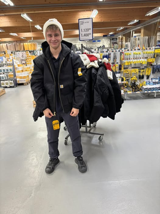 Stark Holstebro præsenterer Carhartt-jakke med gratis nissehue resten af måneden