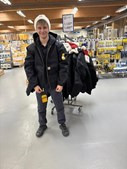 Stark Holstebro præsenterer Carhartt-jakke med nissehue på tilbud