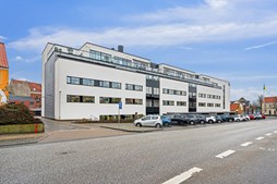 Til salg hos home Hjørring: Lejlighed med ialt 4 værelser og rummelig altan