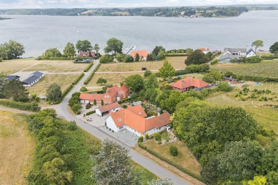 Skarre Strandvej 10 og 1 anden boliger er kommet til salg denne uge i Bjert - se boligerne her.