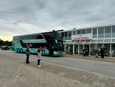 Julie og dobbeltdækkeren på vej til Venø med gæster, meldt af Ans Rejser A/S