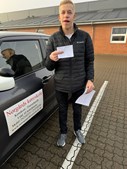 Nørgaards Køreskole fejrer ny elev med kørekort i Aabybro