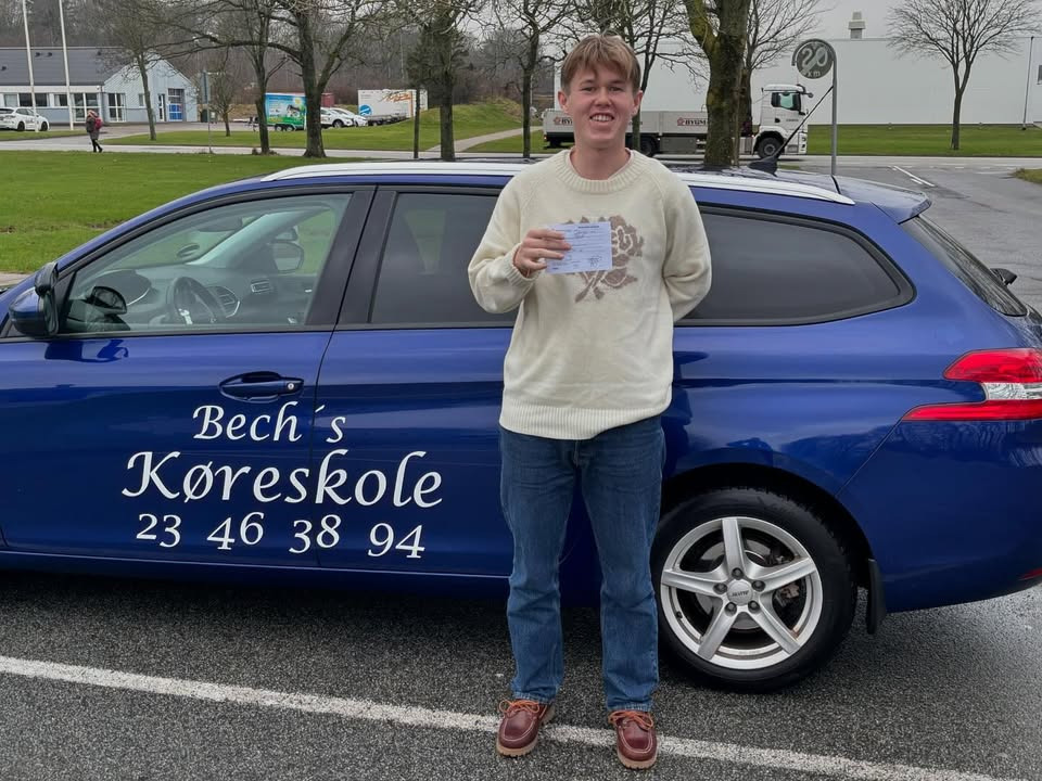 Bech's Køreskole fejrer ny elev med kørekort og inviterer til tilmelding