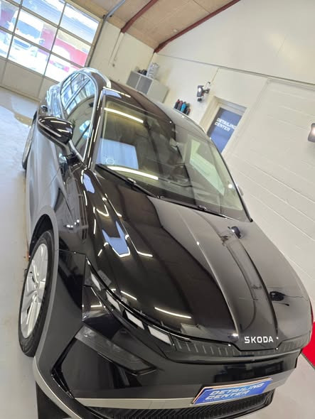 Skoda Enyaq får skinnende lakbehandling hos Detailing Center