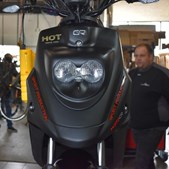 Kasper klargør ny Hot 50 Naked scooter til kunde hos Cykelkram ApS