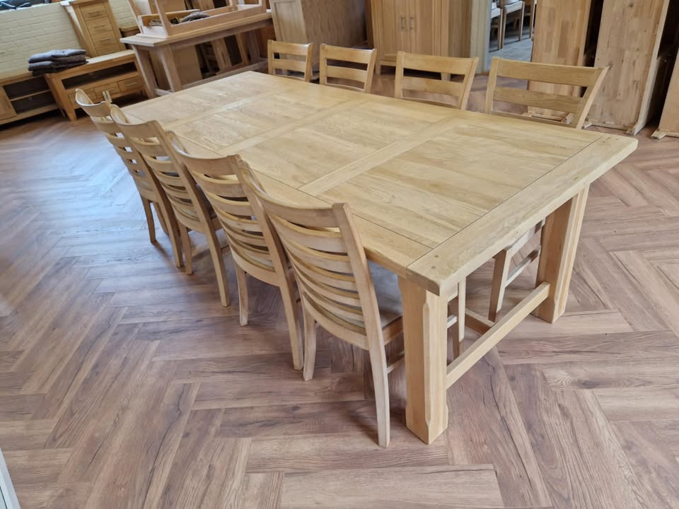 HOVELIND MØBLER tilbyder brugt Provence spisebord med stole og plader til salg