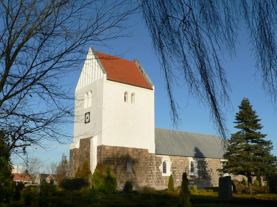 Oplev Vrås kirker på en historisk gåtur